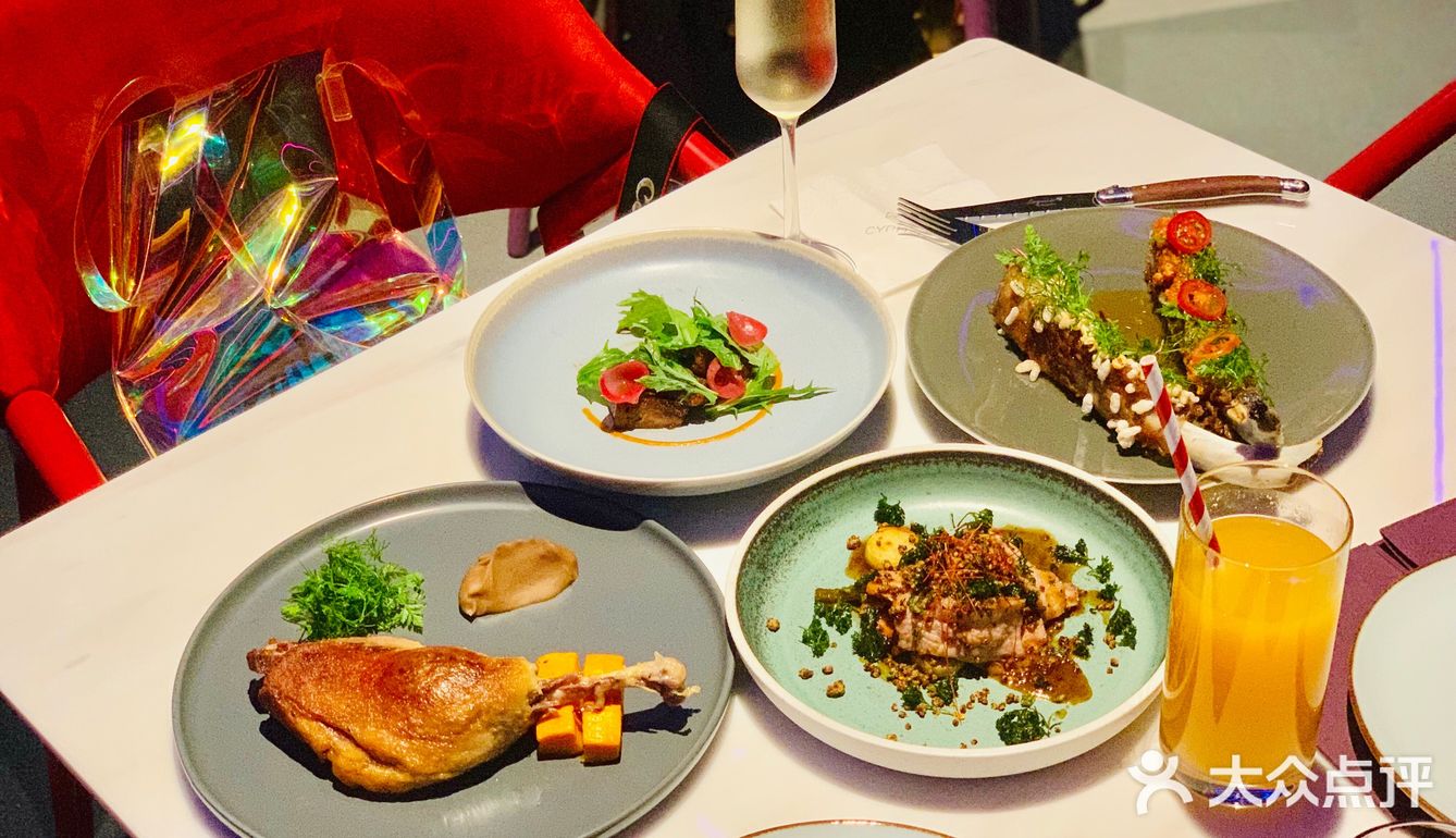 使劲凹造型拍视频，好看极了 然后是菜品