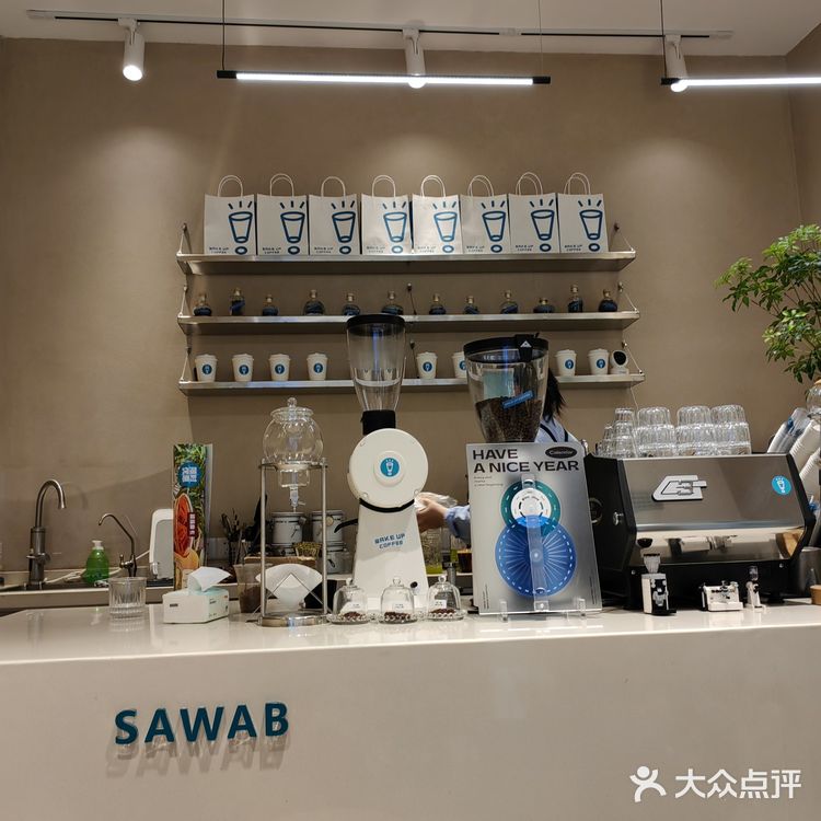 店面不大。门口的椅子去的时候有人坐啦，很适合拍照…
