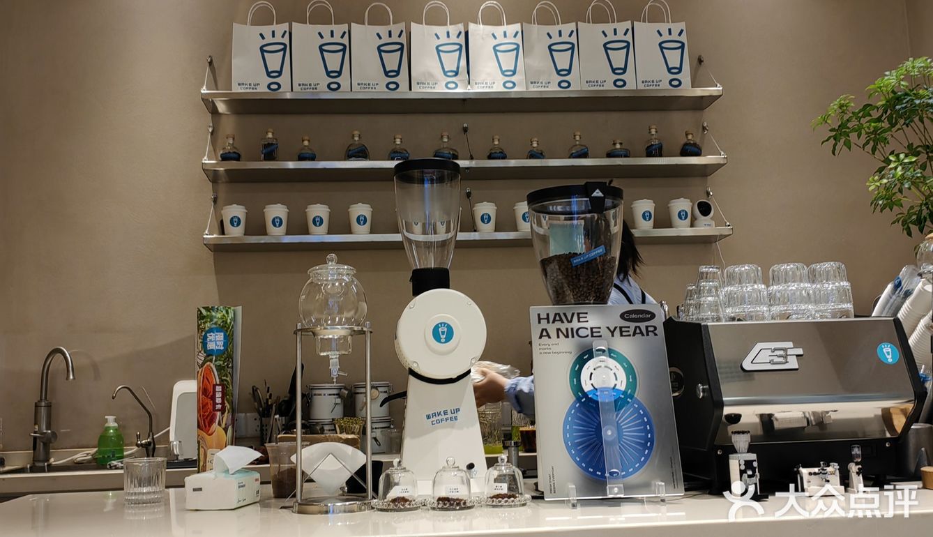 店面不大。门口的椅子去的时候有人坐啦，很适合拍照…