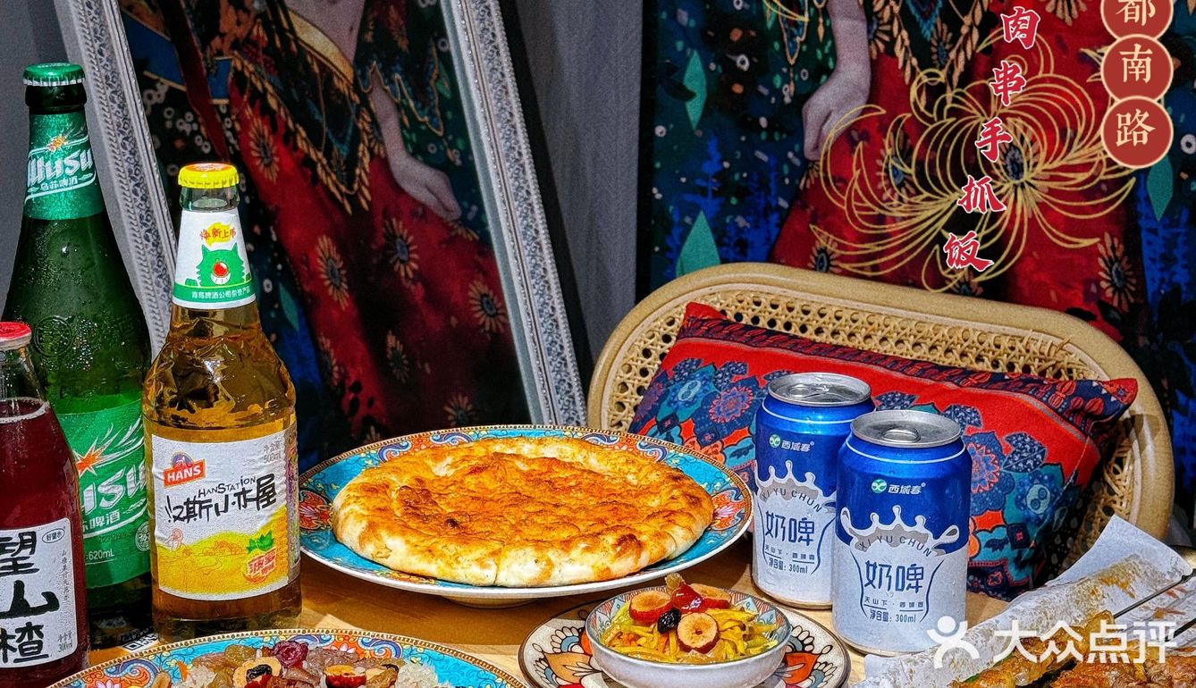 手抓饭配羊肉串，满口飘香的满足[调皮]