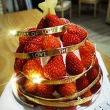 店里的蛋糕跟甜品用料精纯，神形俱佳