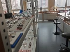 -无奔眼镜·蔡司·依视路授权店(朝阳大悦城店)