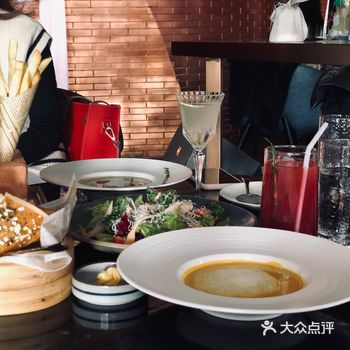 富有艺术感的餐厅，酒吧和西餐厅的结合体，more7