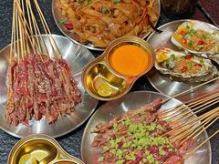 -何妹湿辣牛肉·粤式烧烤砂煲(桂雅路店)