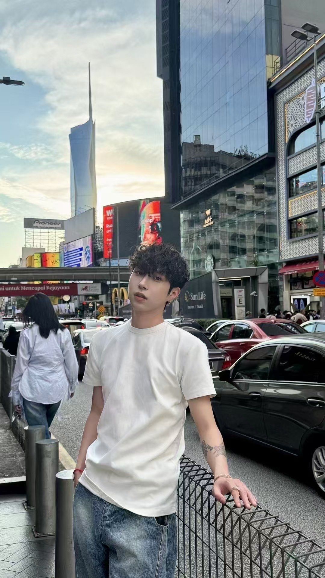 夏日街头的时尚潮男