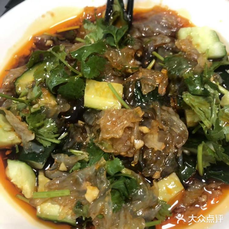 让我心水的是她天台花砖太美了，双子塔尽在其中
