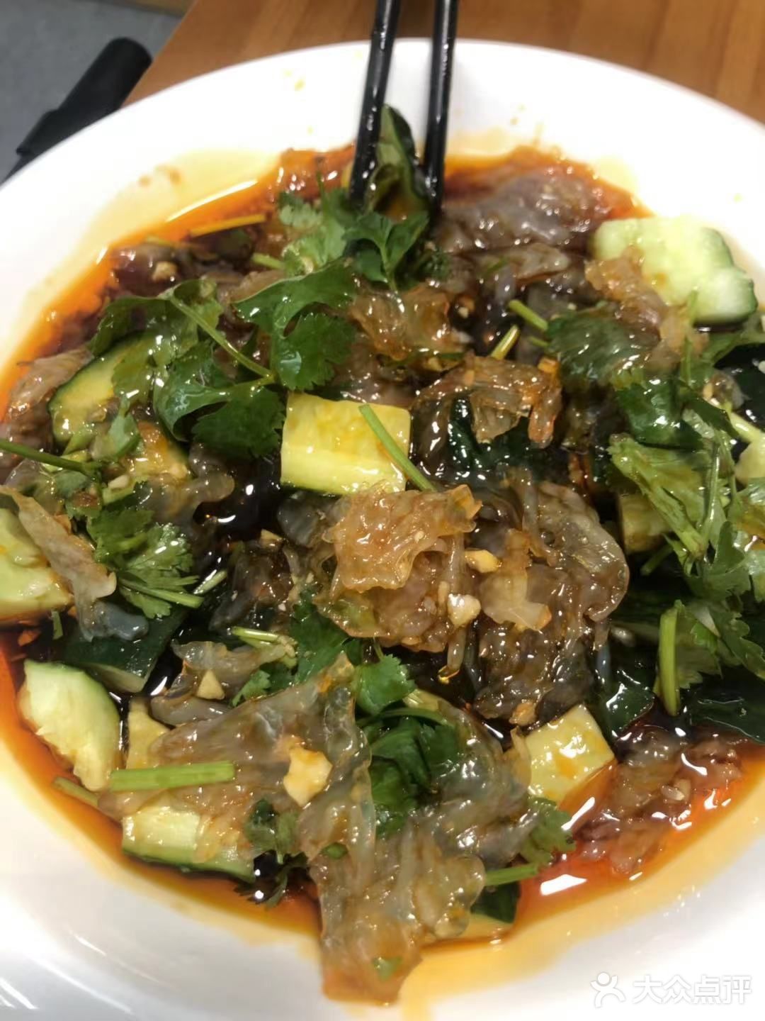 让我心水的是她天台花砖太美了，双子塔尽在其中