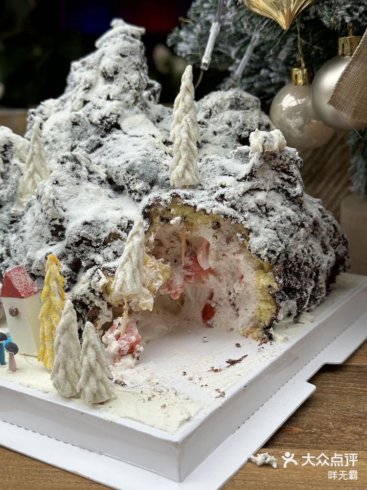 吃完这口雪山蛋糕就去滑雪