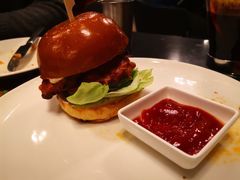美式汉堡套餐-WOLFGANG PUCK KITCHEN & BAR(迪士尼小镇店)