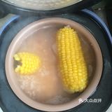 保证玉米不断流。煮大米饭时，放2支玉米一块煮