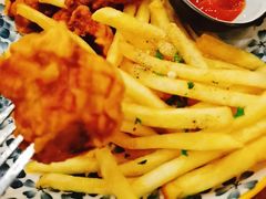炸鸡块配薯条-玛格萝妮比萨屋(四平店)