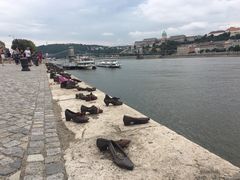 -多瑙河畔鞋履雕塑