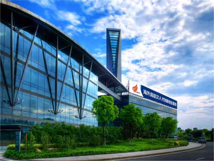 海外高层次人才创新创业基地-停车场-"这边是属于大学生的创业基地