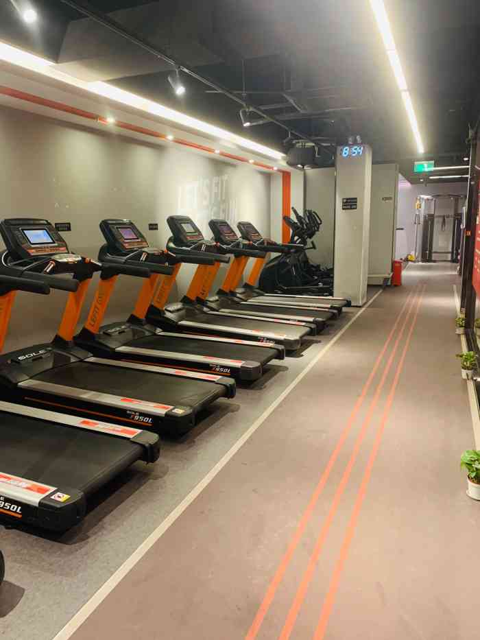 乐刻运动健身(新沪路店)-"自助式的健身房,设备很齐全,胸背腿肩几个.