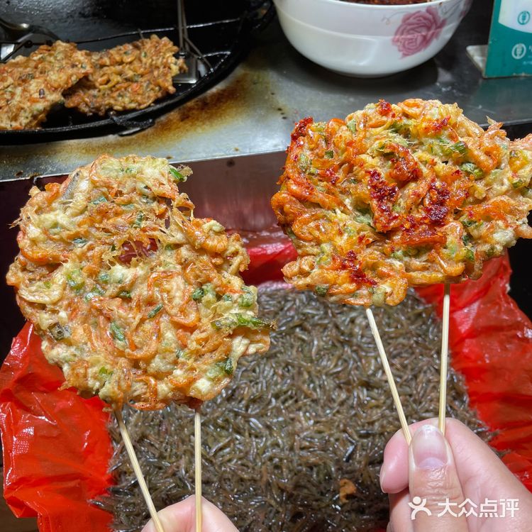 湖南凤凰古城这里的虾饼还真不赖啊！鲜虾还在跳啊跳！