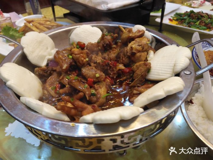 小背篓川菜馆(嘉实生活广场店)地锅鸡图片 - 第1张