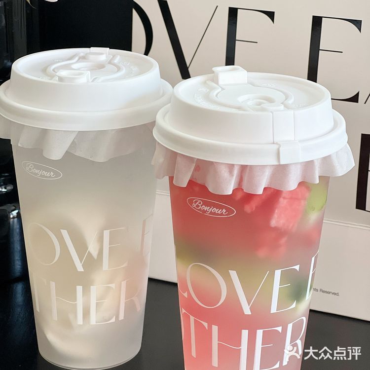 夏天当然要喝一杯BONJOUR的椰子水呀🥥