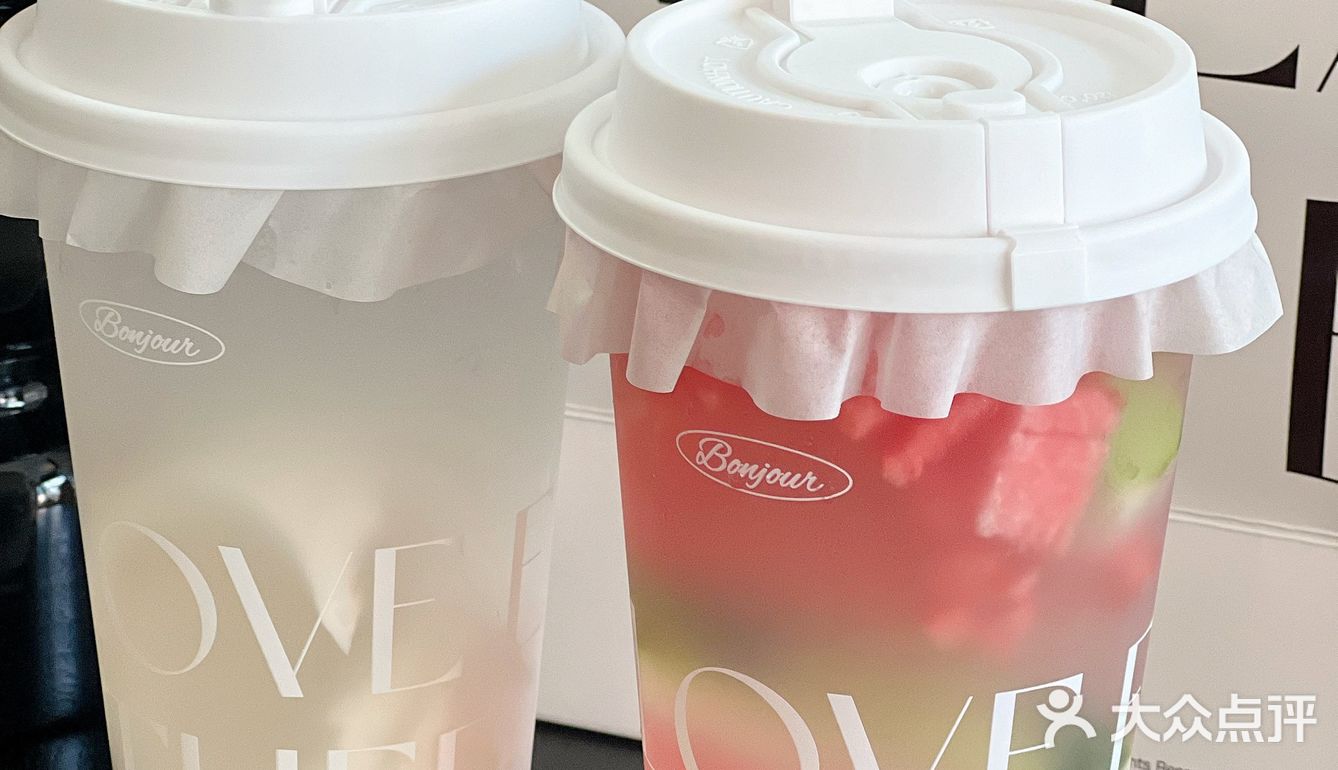 夏天当然要喝一杯BONJOUR的椰子水呀🥥