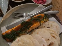 烟熏三文鱼配烤饺子皮和芥末籽酱-BOR Eatery(安福路店)