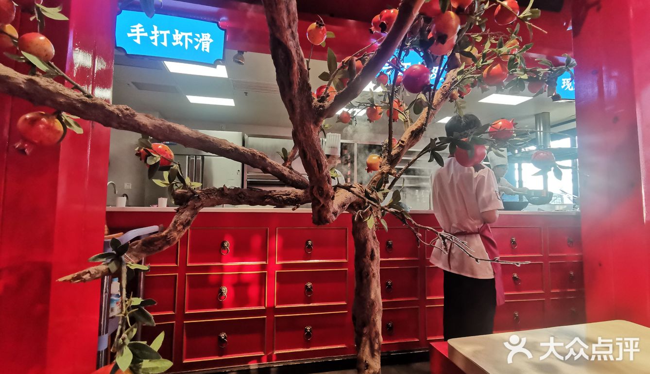 我们周一去吃都拍了很久的队。环境：偏古风，很好
