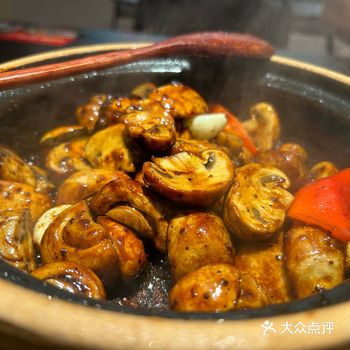 这家餐厅环境优雅舒适，服务热情周到