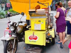 -詹爷爷乌节路街头冰淇淋