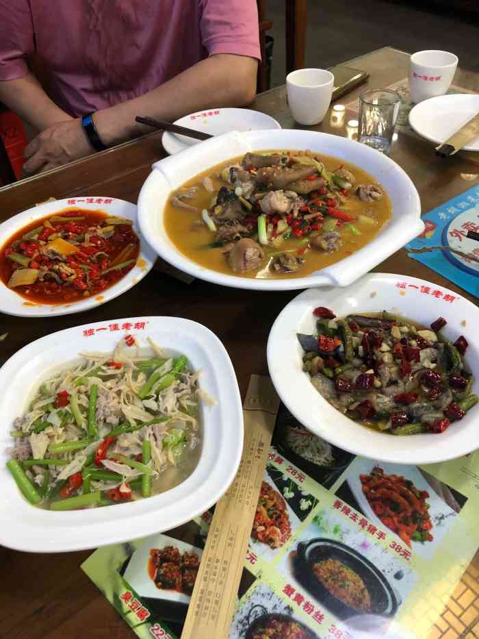 独一佳老胡湘菜馆(曲江店)-"开在家门口附近,应该开了很久了竟然没有