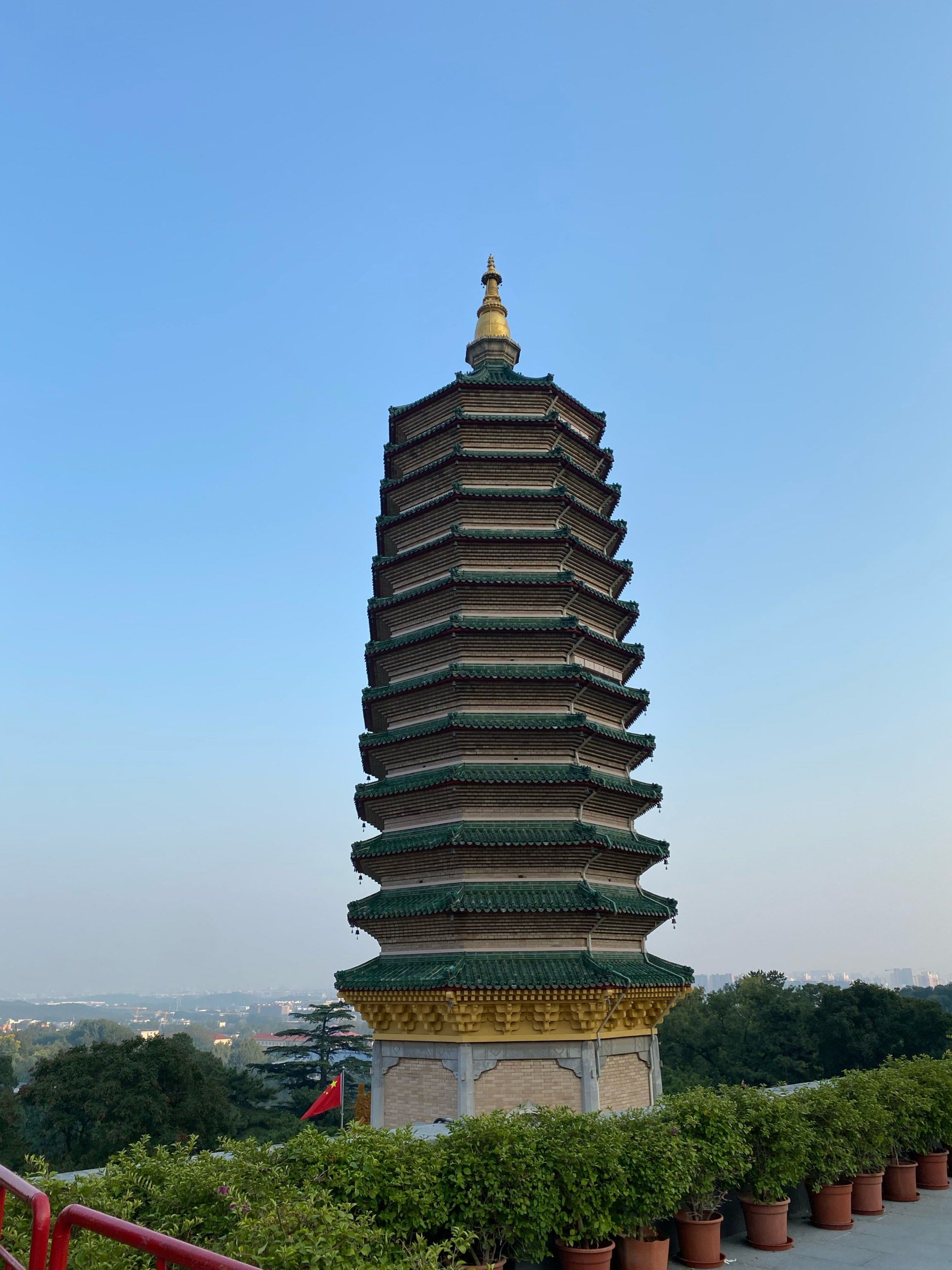 看,千年古塔和绿意盎然