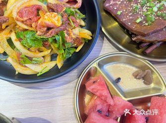 这家烤肉店环境很好，非常干净整洁，菜品不仅外形美观最