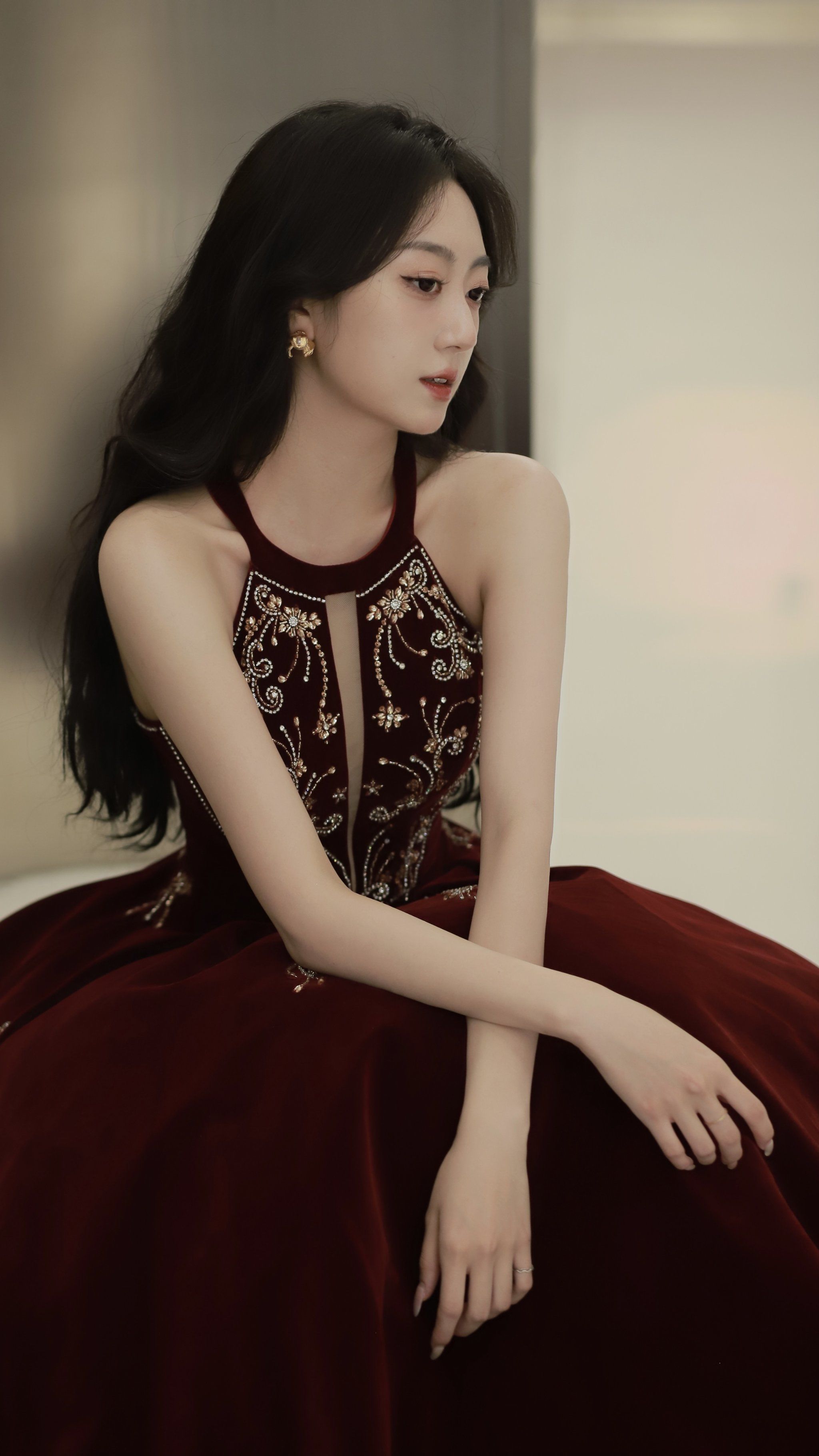 红丝绒挂脖礼服