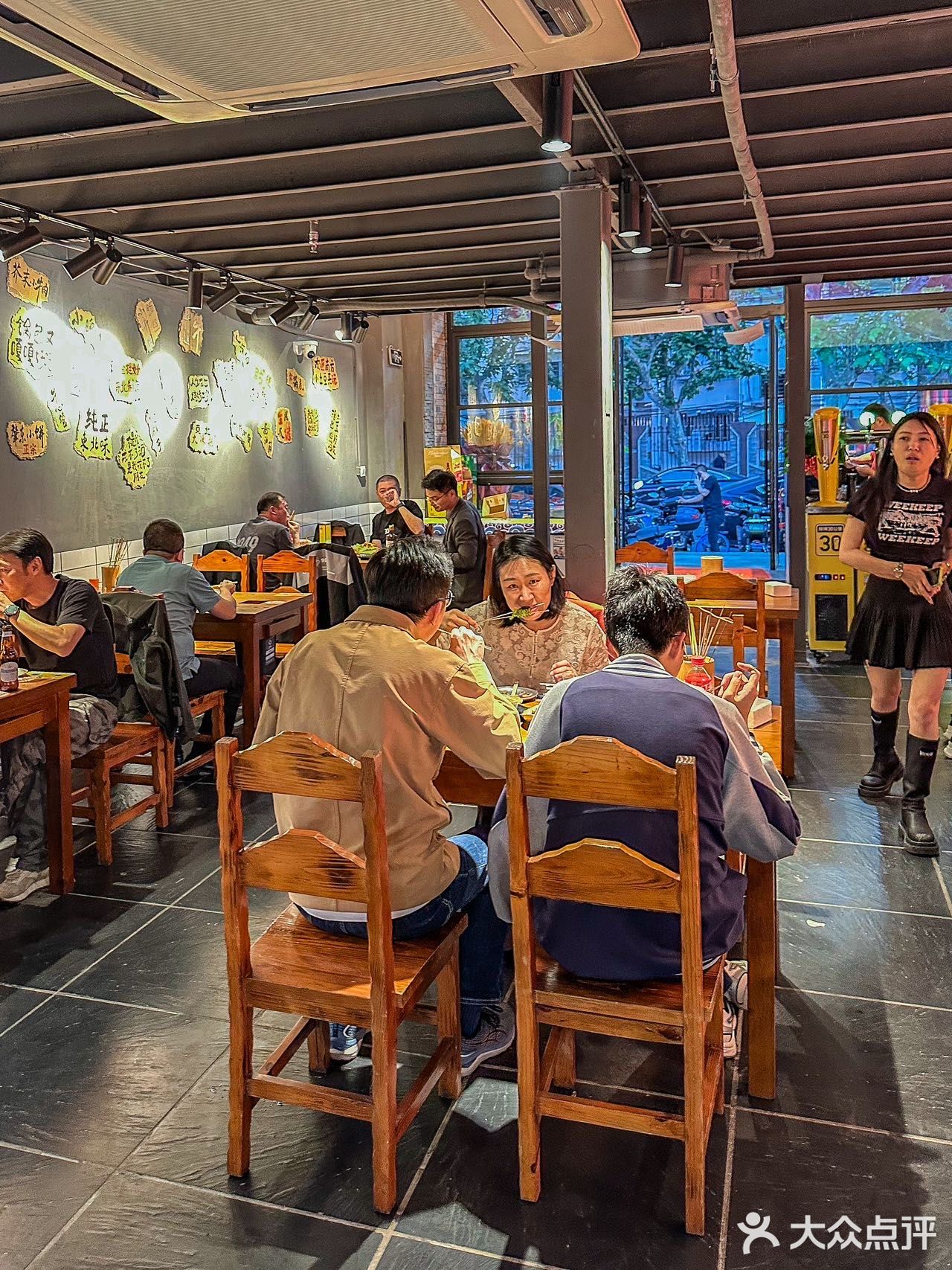 夜宵来这里撸串喝酒，好惬意！
