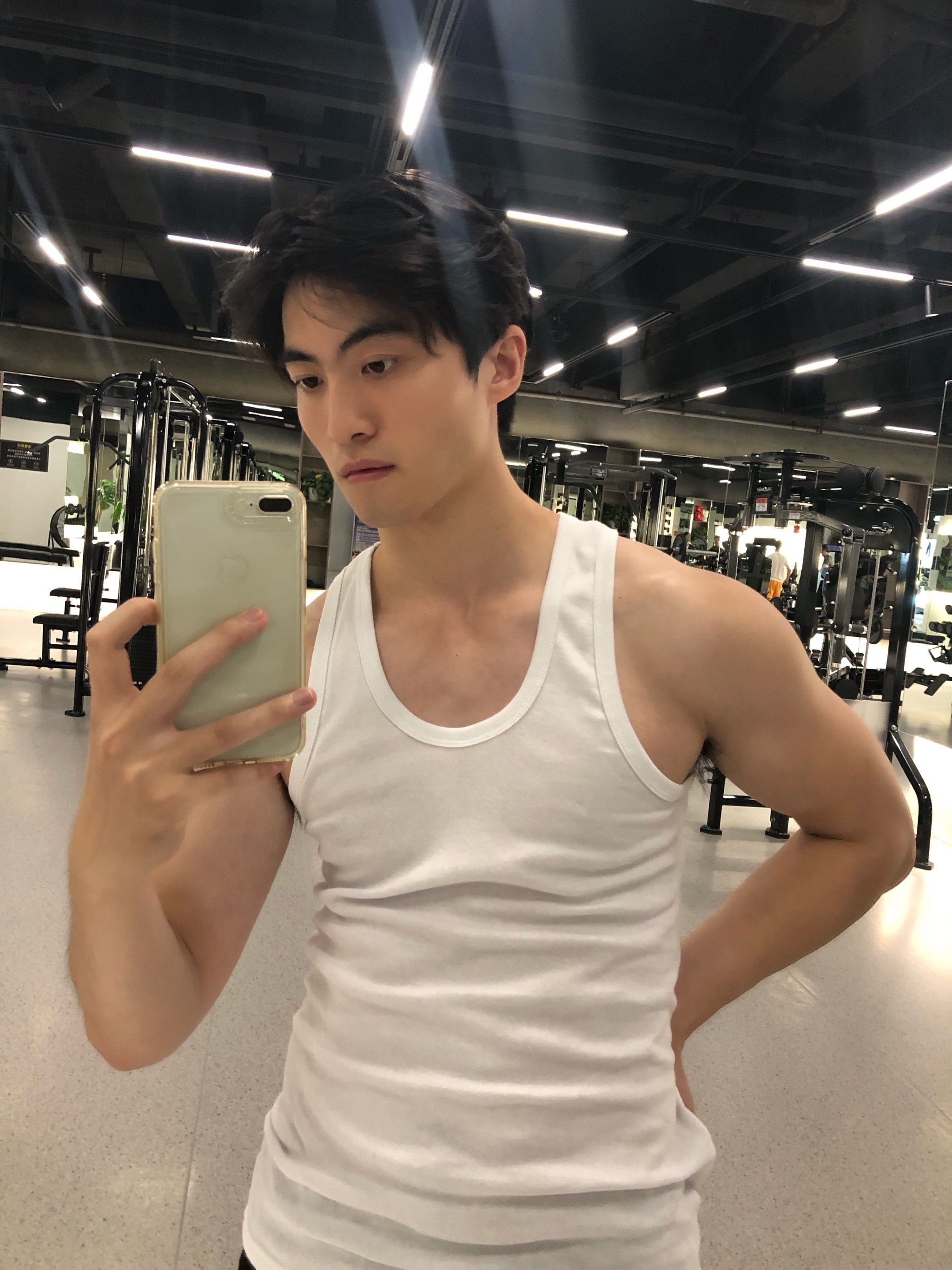 小肌肉男孩秀肌肉