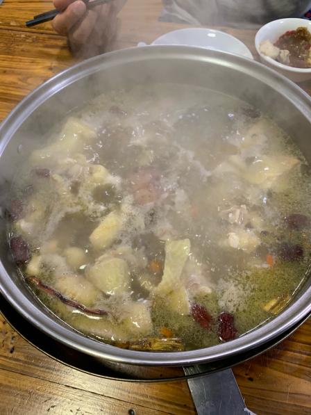 炭炉火锅-"到广州来吃的第一顿清远鸡,这家店就在我们.