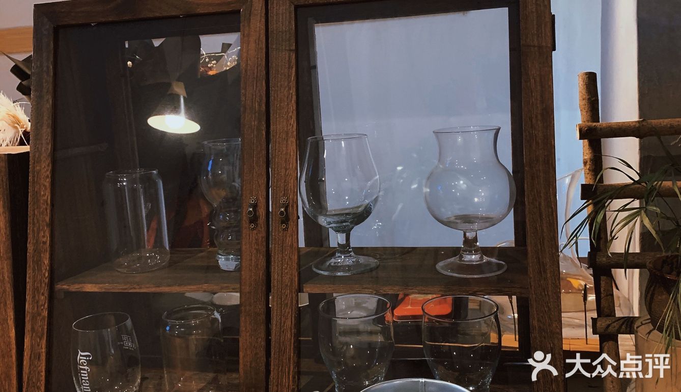 一家藏在街边的氛围感咖啡店 <馆儿>