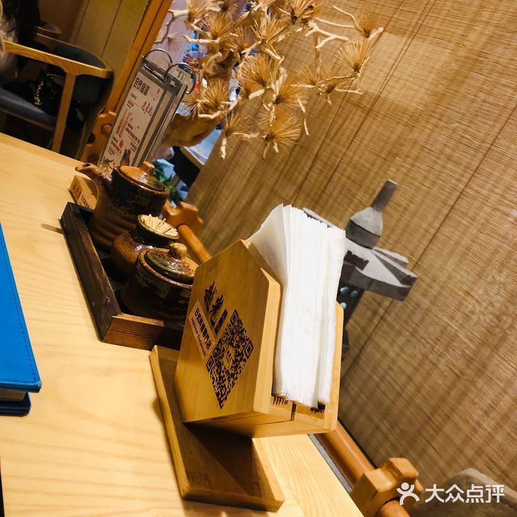 环境： 餐厅地点在金鹰2期9楼，上了楼就能看到