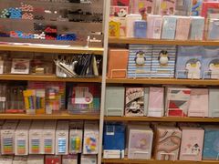 -名创优品(北京新中关购物中心地铁层店)
