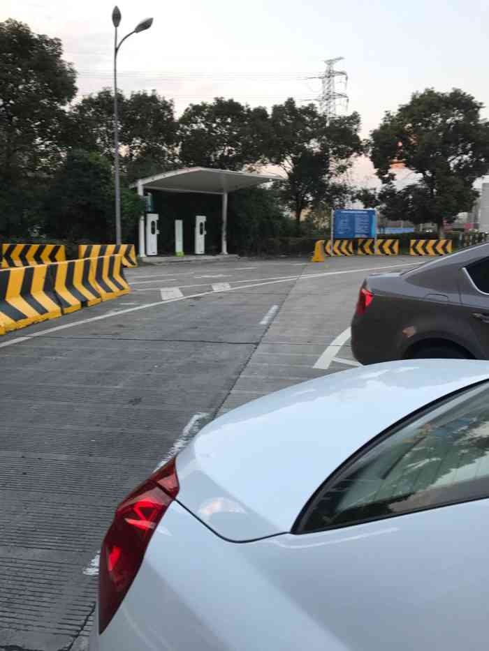 朱桥服务区-停车场-"朱桥服务区,堵在路上,来补点能量 96.