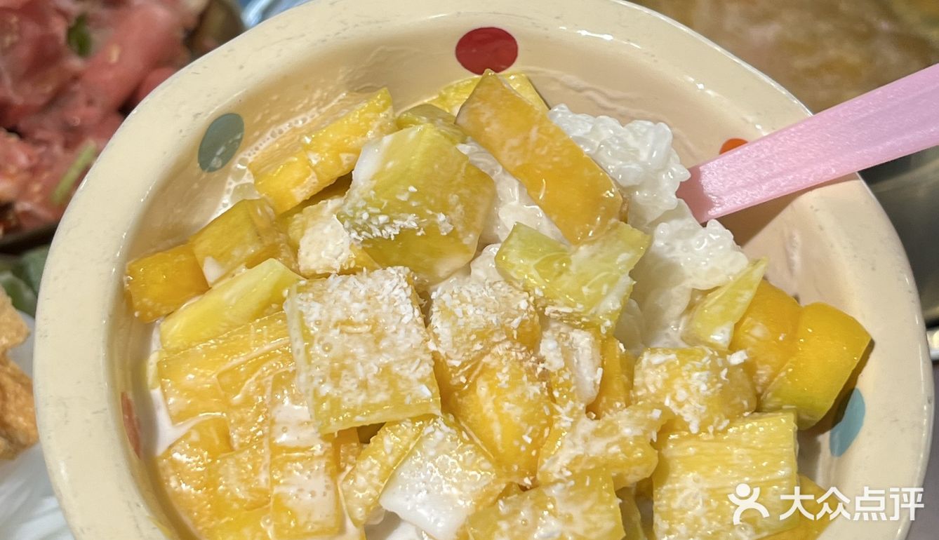 云南人自己喜欢得酸汤火锅，斗南附近最具特色得