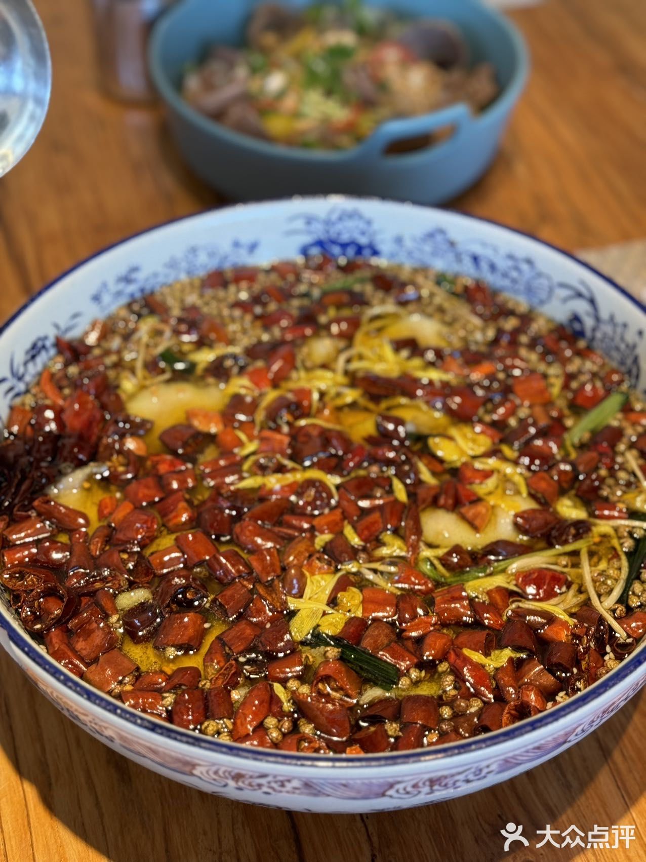 炉温240℃烤制一小时，外皮酥脆，内里肉质鲜嫩多汁