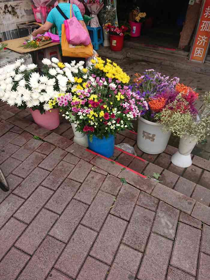 金源花店"新年花店都开,年前买了一些剑兰,今日见到.