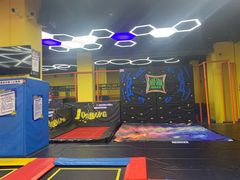 -爱蹦iBOON蹦床运动馆(江汉店)