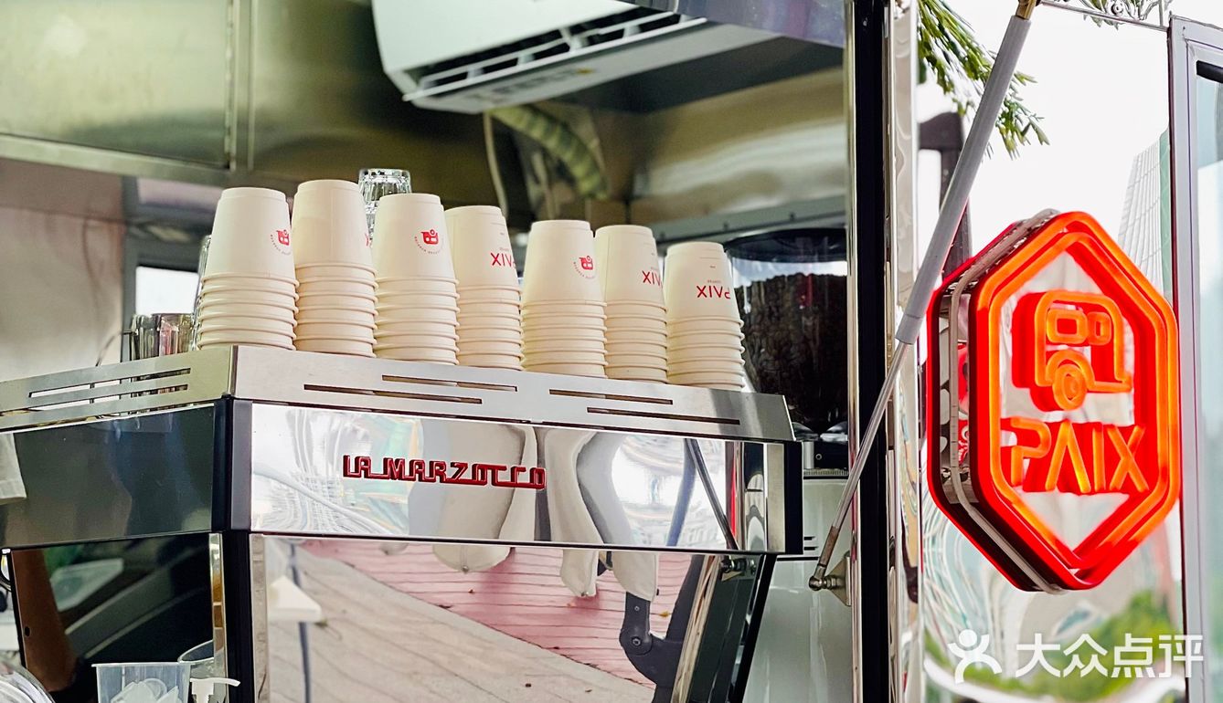 海心桥边的小银车☕️看着小蛮腰吹江风drink咖啡