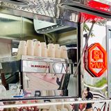 海心桥边的小银车☕️看着小蛮腰吹江风drink咖啡