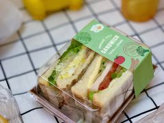 经典鸡肉鸡蛋夹心半伴三明治-多乐之日(和平伊势丹店)