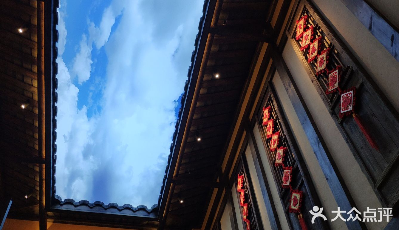 百步亭的店比较大，有2层，是新装修的