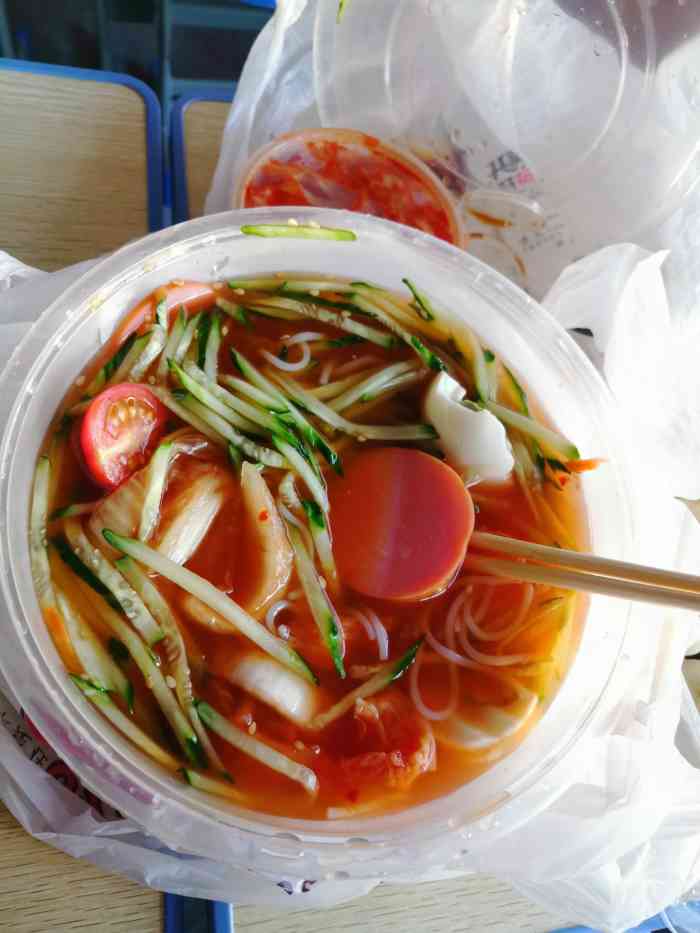 打分 堂食外卖都吃过,湖州就喜欢这家的冷面,其他都一般,还有其他饺子