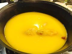 浓厚原只鸡煲花胶汤-鲜入围煮花胶鸡海鲜火锅