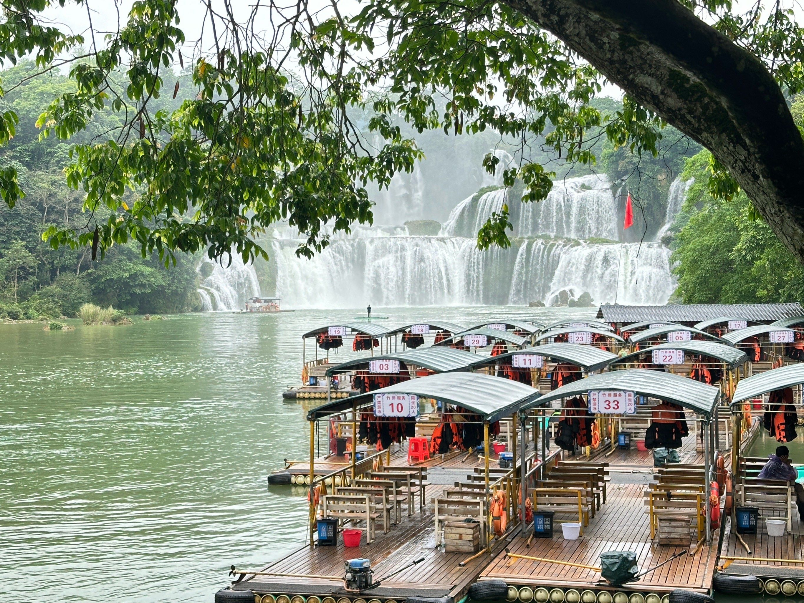 非常壮观的广西德天跨国大瀑布