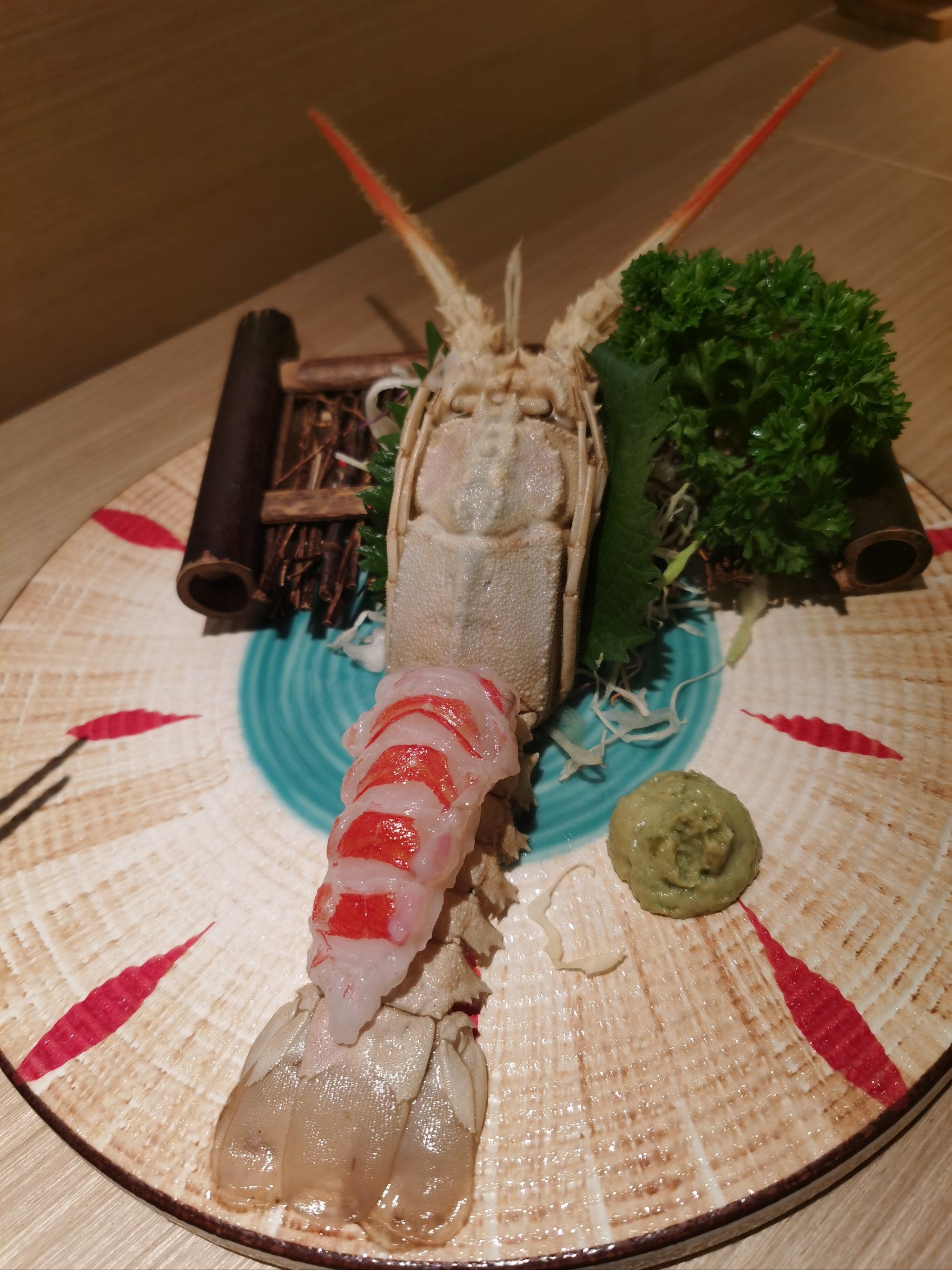 打卡地道好日料 #悠闲午后下午茶 
银三角脊龙虾口感鲜嫩,味美
