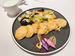 三色马拉盏爆煎酿藕饼-粤财皇冠假日酒店·彩华轩中餐厅